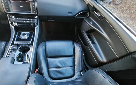 Jaguar XE I рестайлинг, 2015 год, 1 850 000 рублей, 26 фотография