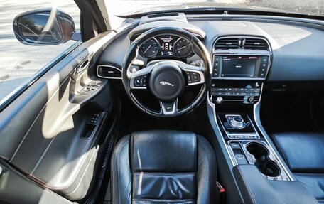 Jaguar XE I рестайлинг, 2015 год, 1 850 000 рублей, 27 фотография