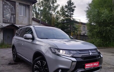 Mitsubishi Outlander III рестайлинг 3, 2022 год, 2 800 000 рублей, 1 фотография