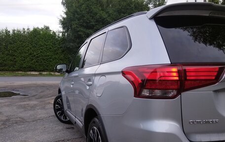 Mitsubishi Outlander III рестайлинг 3, 2022 год, 2 800 000 рублей, 6 фотография