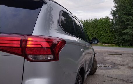 Mitsubishi Outlander III рестайлинг 3, 2022 год, 2 800 000 рублей, 5 фотография