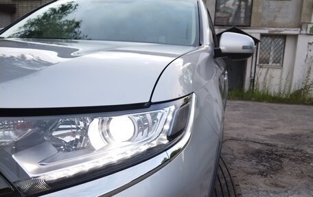 Mitsubishi Outlander III рестайлинг 3, 2022 год, 2 800 000 рублей, 8 фотография