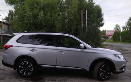 Mitsubishi Outlander III рестайлинг 3, 2022 год, 2 800 000 рублей, 3 фотография