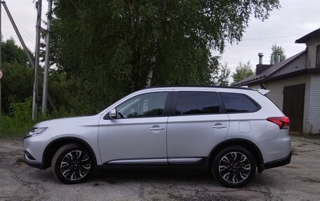 Mitsubishi Outlander III рестайлинг 3, 2022 год, 2 800 000 рублей, 4 фотография