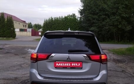 Mitsubishi Outlander III рестайлинг 3, 2022 год, 2 800 000 рублей, 7 фотография