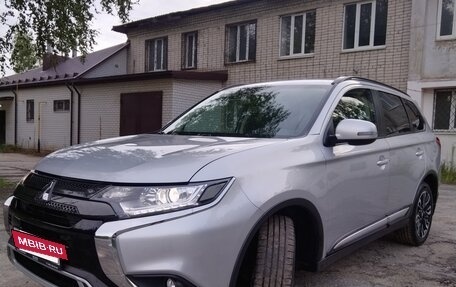 Mitsubishi Outlander III рестайлинг 3, 2022 год, 2 800 000 рублей, 2 фотография