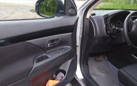 Mitsubishi Outlander III рестайлинг 3, 2022 год, 2 800 000 рублей, 9 фотография