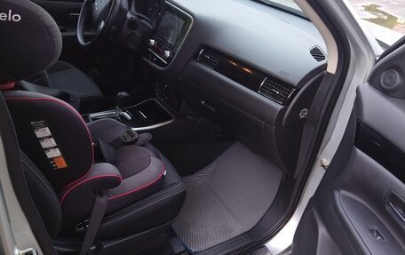 Mitsubishi Outlander III рестайлинг 3, 2022 год, 2 800 000 рублей, 13 фотография