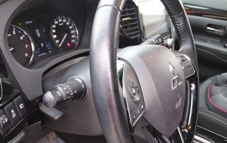 Mitsubishi Outlander III рестайлинг 3, 2022 год, 2 800 000 рублей, 21 фотография