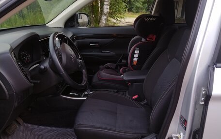 Mitsubishi Outlander III рестайлинг 3, 2022 год, 2 800 000 рублей, 10 фотография