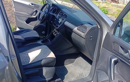 Volkswagen Tiguan II, 2018 год, 1 950 000 рублей, 3 фотография