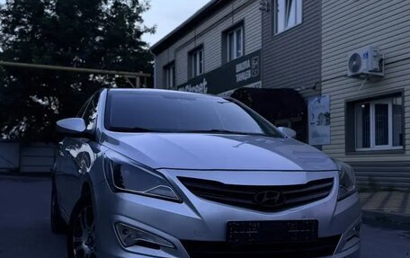 Hyundai Solaris II рестайлинг, 2015 год, 1 300 000 рублей, 3 фотография