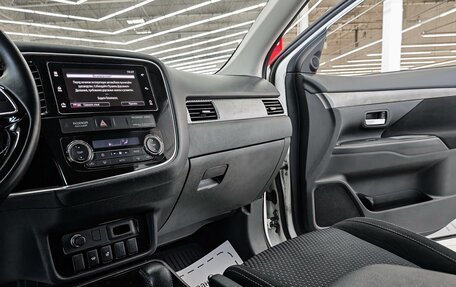 Mitsubishi Outlander III рестайлинг 3, 2018 год, 2 025 000 рублей, 10 фотография