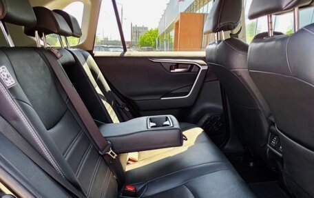 Toyota RAV4, 2019 год, 3 800 000 рублей, 3 фотография