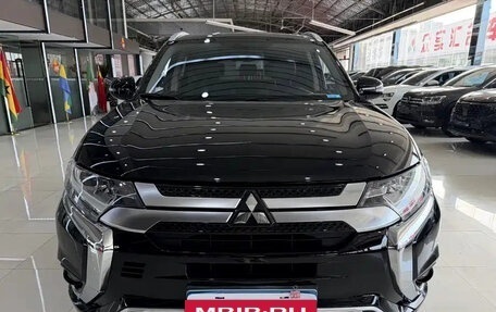 Mitsubishi Outlander III рестайлинг 3, 2021 год, 1 910 099 рублей, 2 фотография