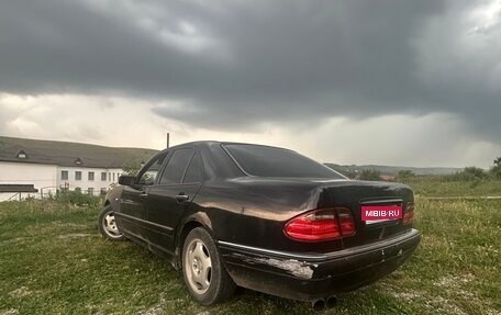 Mercedes-Benz E-Класс, 1995 год, 300 000 рублей, 1 фотография