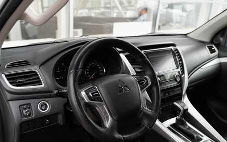 Mitsubishi Pajero Sport III рестайлинг, 2017 год, 2 499 000 рублей, 10 фотография