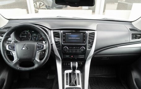 Mitsubishi Pajero Sport III рестайлинг, 2017 год, 2 499 000 рублей, 9 фотография