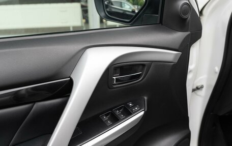 Mitsubishi Pajero Sport III рестайлинг, 2017 год, 2 499 000 рублей, 8 фотография