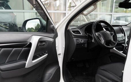 Mitsubishi Pajero Sport III рестайлинг, 2017 год, 2 499 000 рублей, 7 фотография