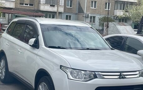 Mitsubishi Outlander III рестайлинг 3, 2014 год, 1 750 000 рублей, 2 фотография