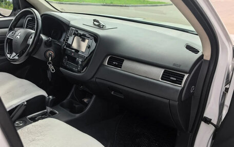 Mitsubishi Outlander III рестайлинг 3, 2015 год, 1 530 000 рублей, 13 фотография