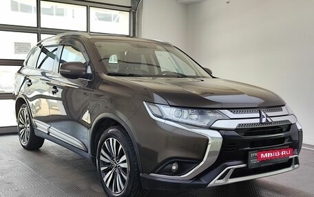 Mitsubishi Outlander III рестайлинг 3, 2019 год, 1 800 000 рублей, 3 фотография