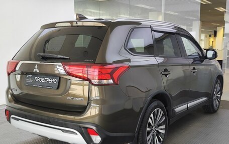 Mitsubishi Outlander III рестайлинг 3, 2019 год, 1 800 000 рублей, 6 фотография