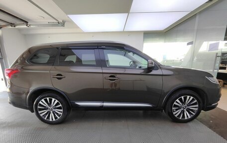 Mitsubishi Outlander III рестайлинг 3, 2019 год, 1 800 000 рублей, 5 фотография