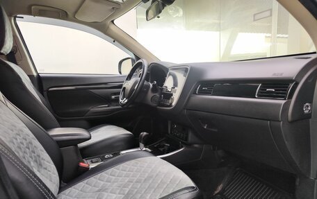 Mitsubishi Outlander III рестайлинг 3, 2019 год, 1 800 000 рублей, 13 фотография