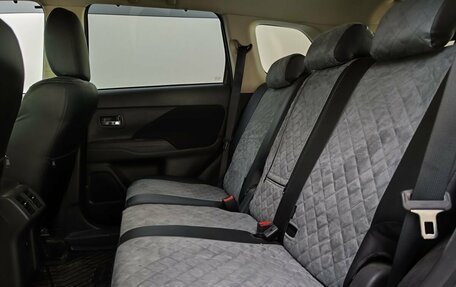 Mitsubishi Outlander III рестайлинг 3, 2019 год, 1 800 000 рублей, 15 фотография