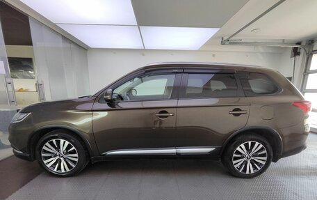 Mitsubishi Outlander III рестайлинг 3, 2019 год, 1 800 000 рублей, 10 фотография