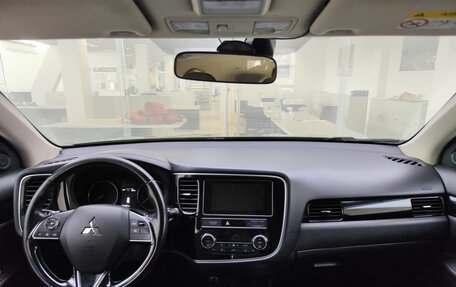 Mitsubishi Outlander III рестайлинг 3, 2019 год, 1 800 000 рублей, 17 фотография