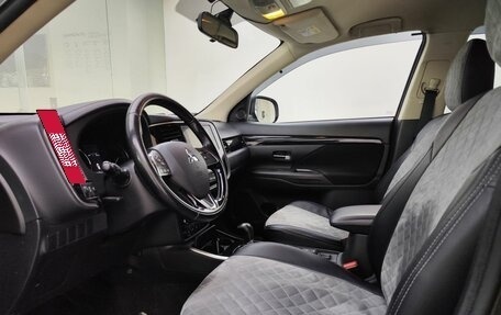 Mitsubishi Outlander III рестайлинг 3, 2019 год, 1 800 000 рублей, 20 фотография
