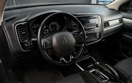 Mitsubishi Outlander III рестайлинг 3, 2017 год, 1 800 000 рублей, 13 фотография