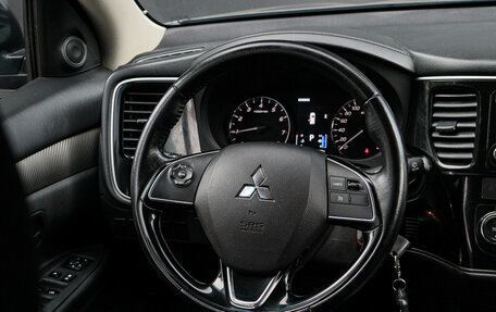 Mitsubishi Outlander III рестайлинг 3, 2017 год, 1 800 000 рублей, 11 фотография