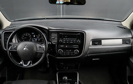 Mitsubishi Outlander III рестайлинг 3, 2017 год, 1 800 000 рублей, 9 фотография