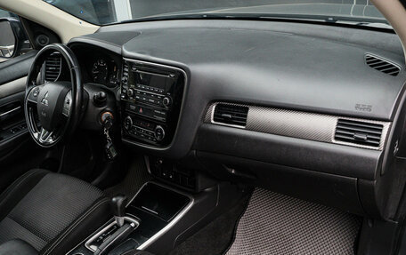 Mitsubishi Outlander III рестайлинг 3, 2017 год, 1 800 000 рублей, 12 фотография