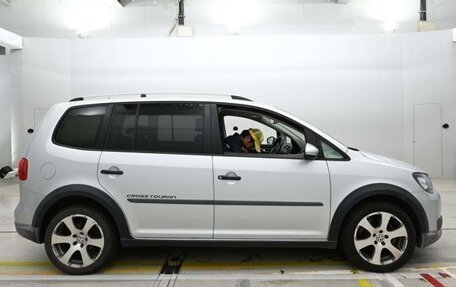 Volkswagen Touran III, 2013 год, 690 000 рублей, 2 фотография