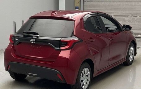 Toyota Yaris, 2022 год, 1 700 000 рублей, 3 фотография