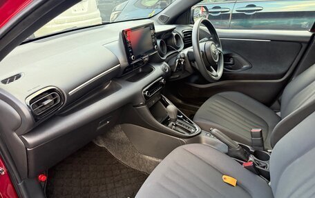 Toyota Yaris, 2022 год, 1 700 000 рублей, 13 фотография