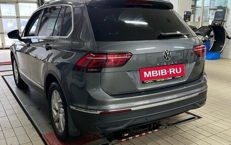 Volkswagen Tiguan II, 2021 год, 2 690 000 рублей, 2 фотография
