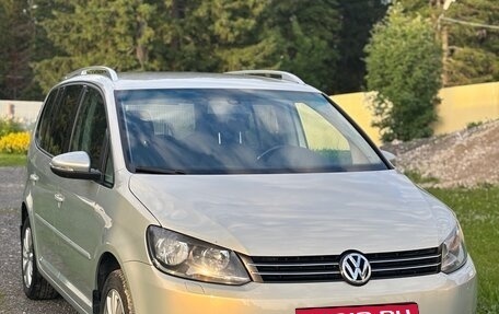 Volkswagen Touran III, 2011 год, 1 035 000 рублей, 2 фотография