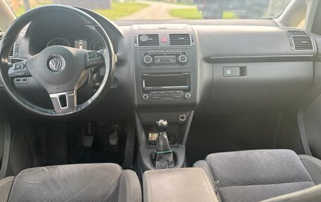 Volkswagen Touran III, 2011 год, 1 035 000 рублей, 22 фотография