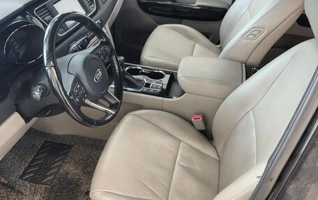 KIA Carnival III, 2019 год, 2 700 000 рублей, 24 фотография