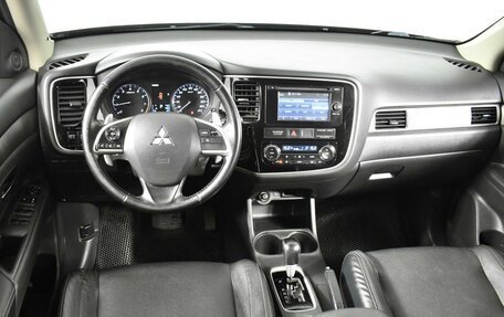 Mitsubishi Outlander III рестайлинг 3, 2014 год, 1 670 200 рублей, 6 фотография