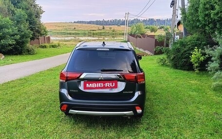 Mitsubishi Outlander III рестайлинг 3, 2018 год, 1 650 000 рублей, 4 фотография