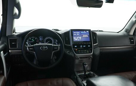 Toyota Land Cruiser 200, 2017 год, 4 232 055 рублей, 9 фотография
