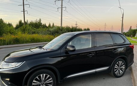 Mitsubishi Outlander III рестайлинг 3, 2018 год, 2 349 000 рублей, 1 фотография