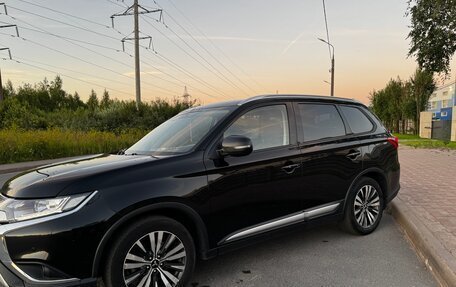 Mitsubishi Outlander III рестайлинг 3, 2018 год, 2 349 000 рублей, 2 фотография